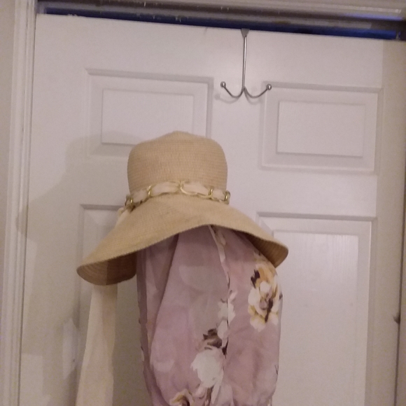 Beautiful floppy Hat - Picture 7 of 8